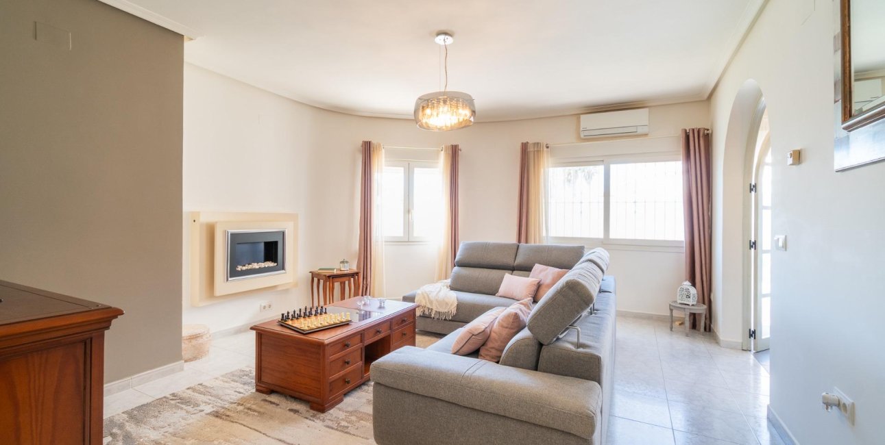 Resale - Villa -
Orihuela Costa - Playa Flamenca