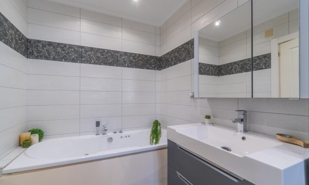 Resale - Villa -
Orihuela Costa - Playa Flamenca