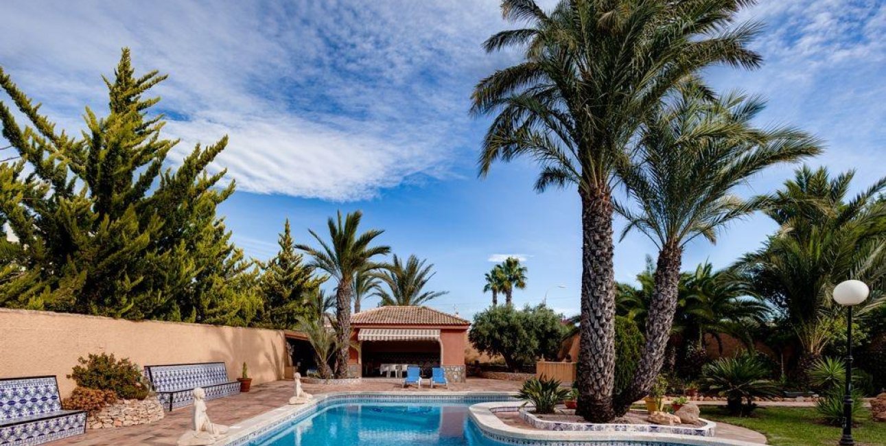 Resale - Villa -
Torrevieja - El Chaparral