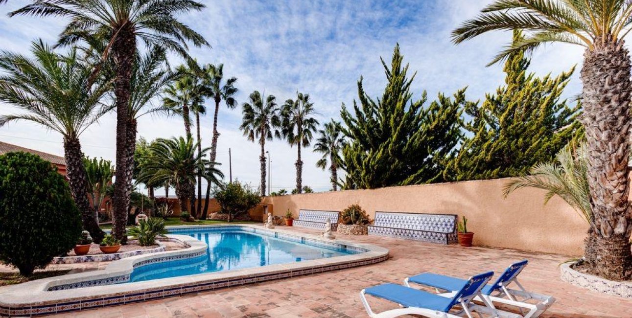 Resale - Villa -
Torrevieja - El Chaparral
