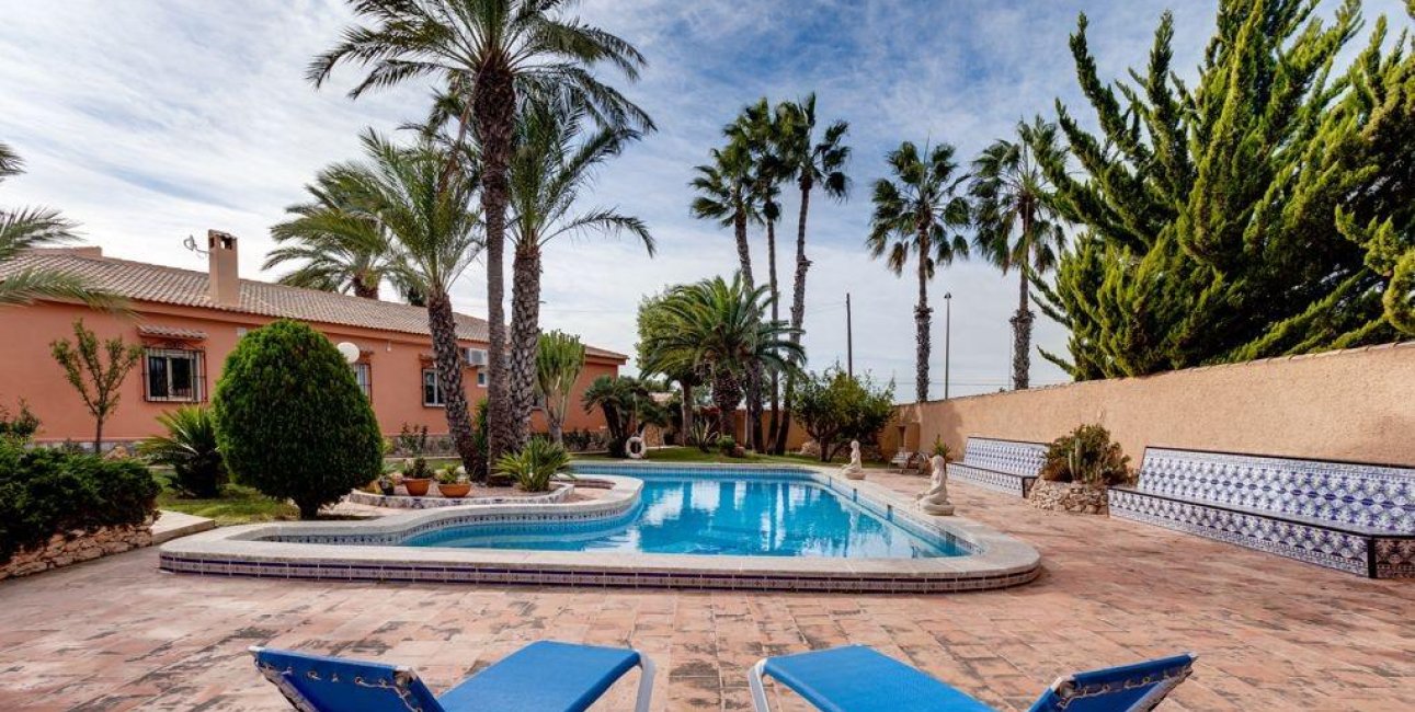 Resale - Villa -
Torrevieja - El Chaparral