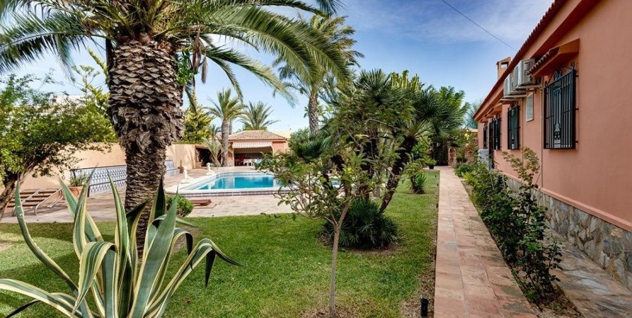 Resale - Villa -
Torrevieja - El Chaparral