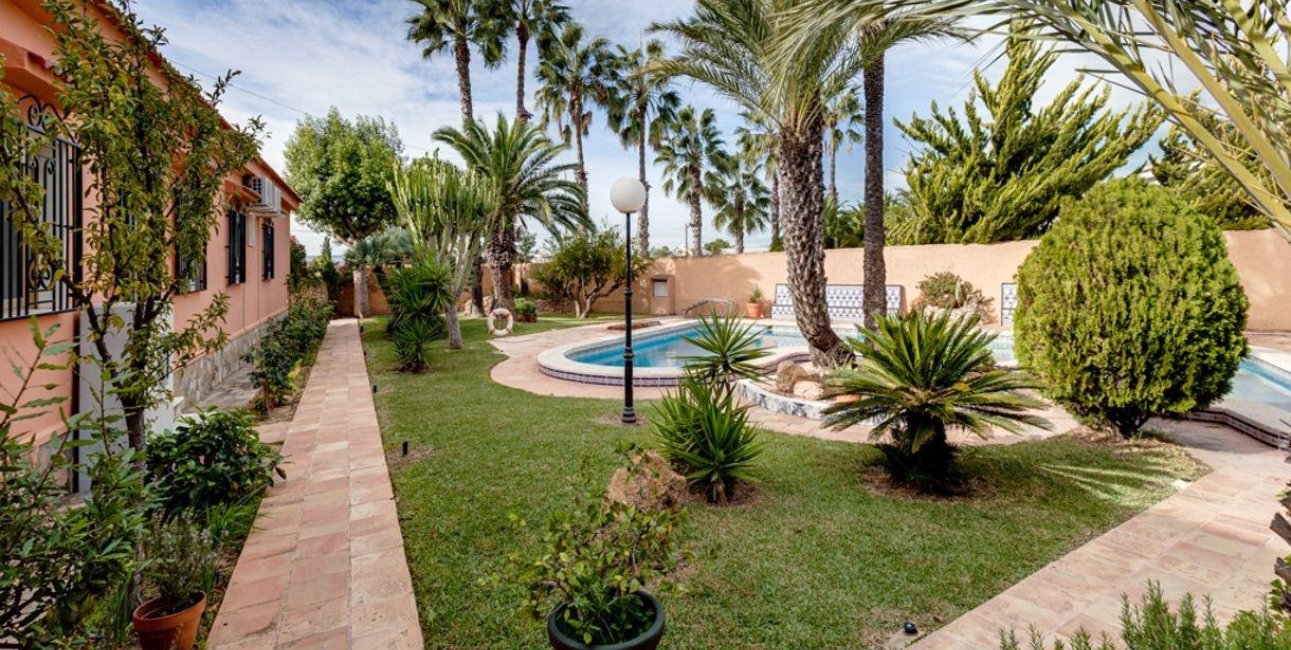 Resale - Villa -
Torrevieja - El Chaparral