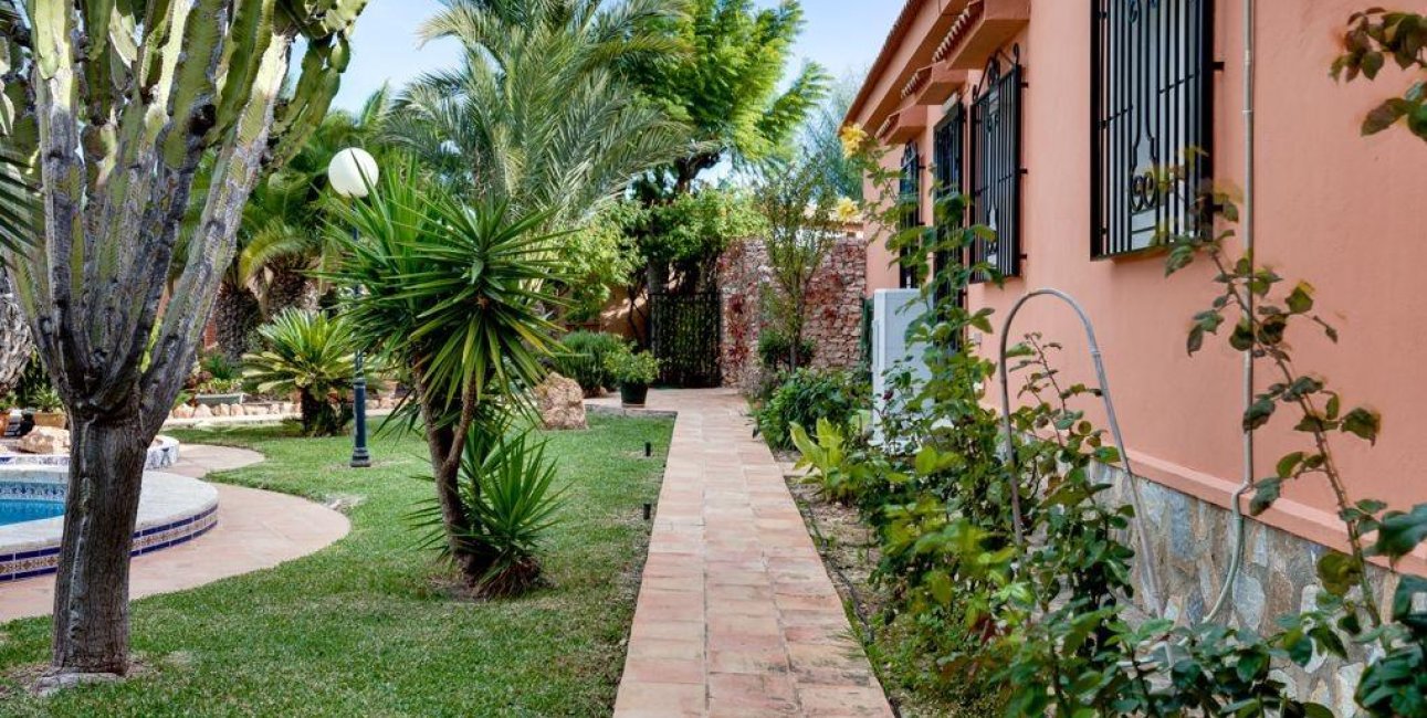 Resale - Villa -
Torrevieja - El Chaparral