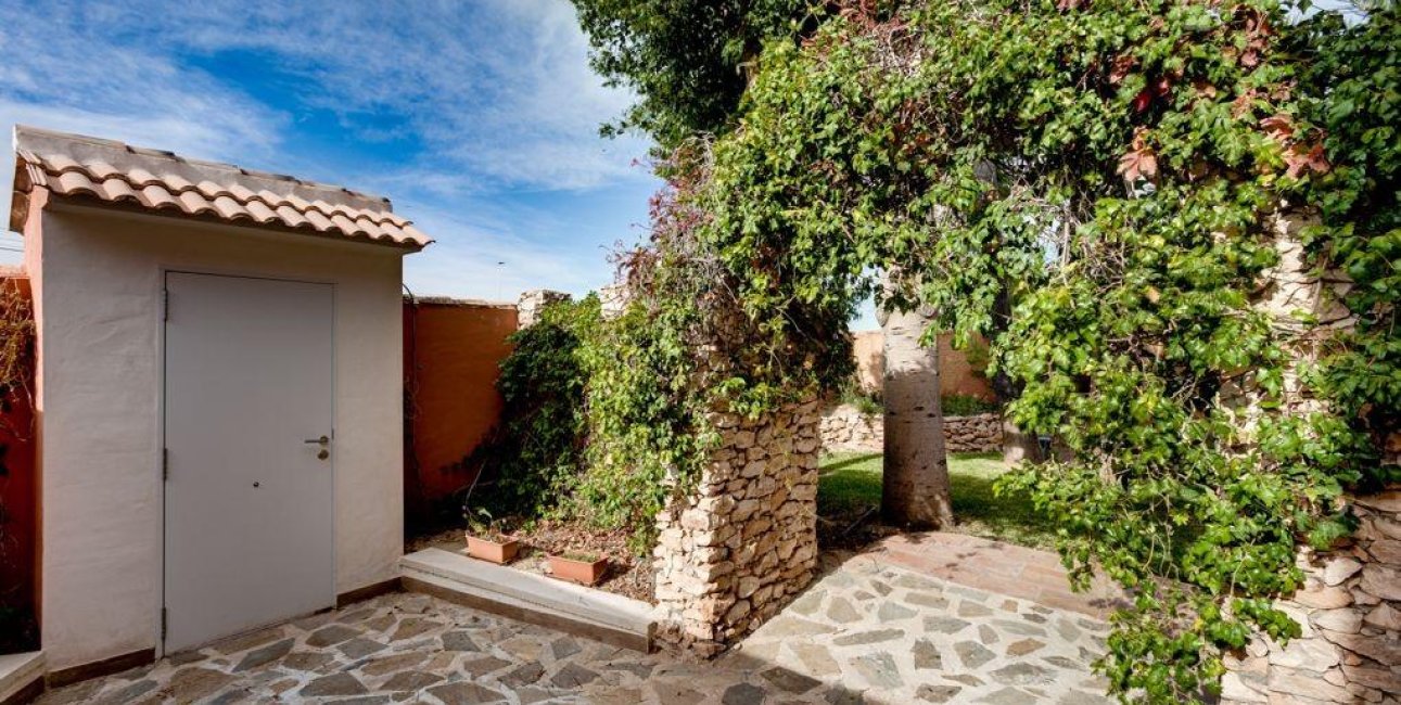 Resale - Villa -
Torrevieja - El Chaparral