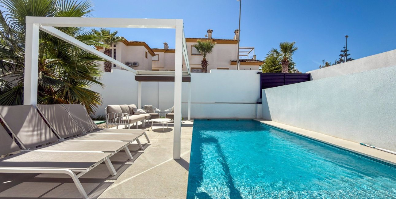 Resale - Villa -
Ciudad Quesada - Pueblo Lucero