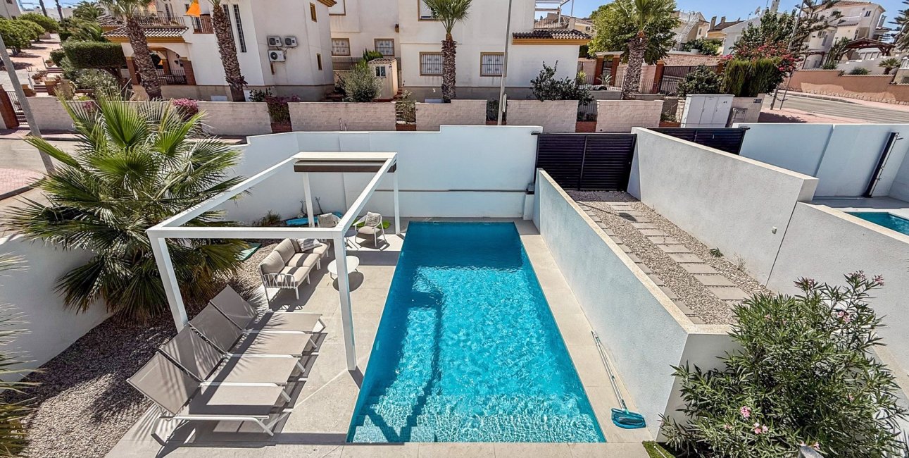 Resale - Villa -
Ciudad Quesada - Pueblo Lucero