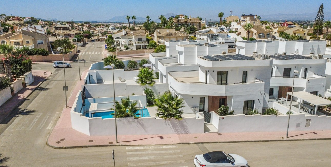 Resale - Villa -
Ciudad Quesada - Pueblo Lucero