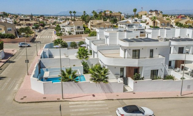 Resale - Villa -
Ciudad Quesada - Pueblo Lucero