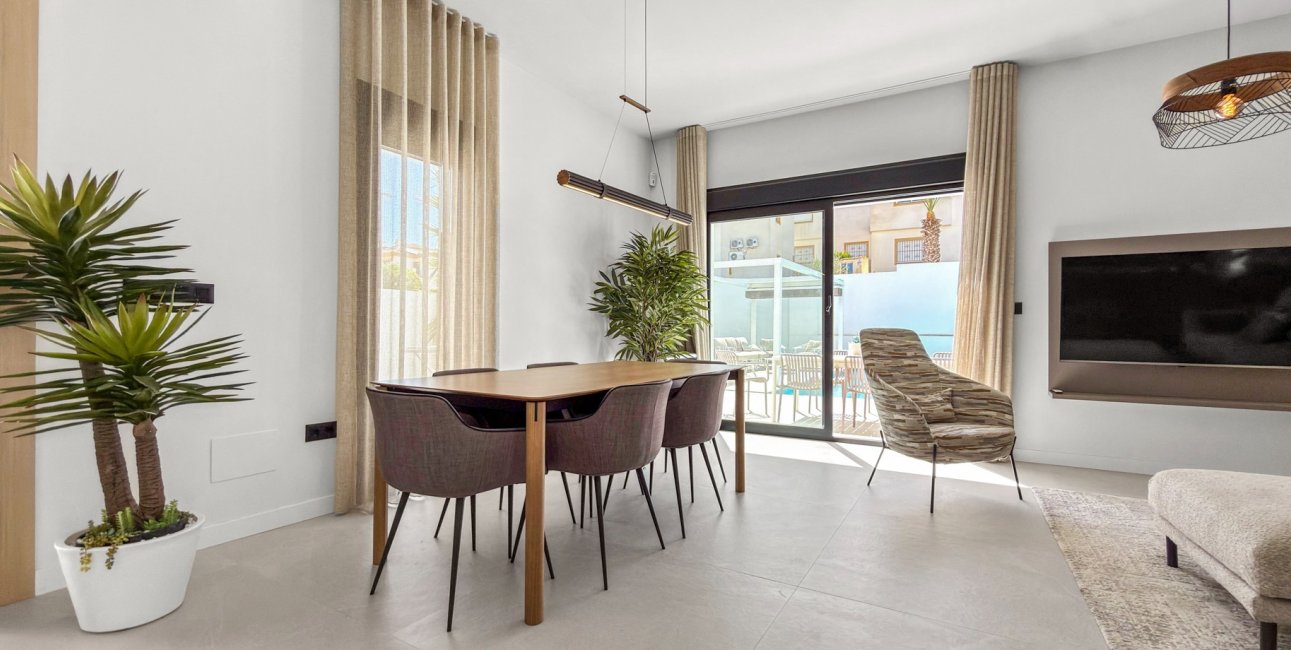 Resale - Villa -
Ciudad Quesada - Pueblo Lucero