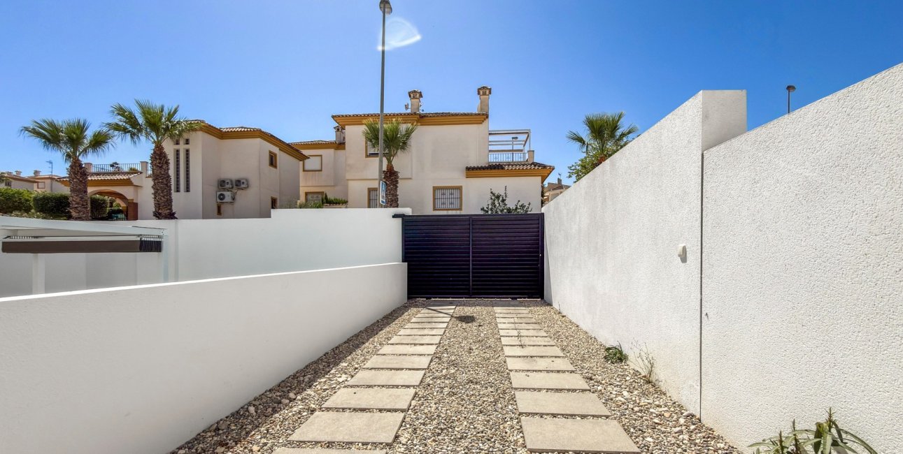 Resale - Villa -
Ciudad Quesada - Pueblo Lucero