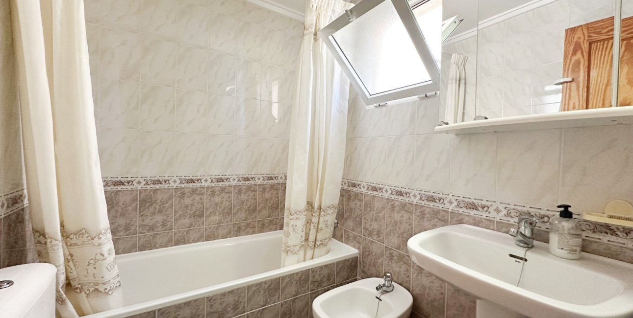 Resale - Apartment / flat -
Torrevieja - Torrevieja - Centre