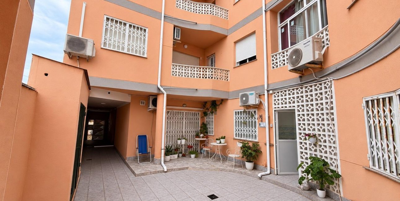 Reventa - Estudio -
Torrevieja - Estacion de autobuses
