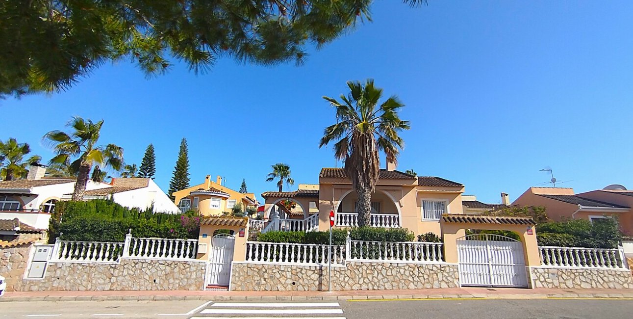 Resale - Villa -
Ciudad Quesada - Pueblo Lucero
