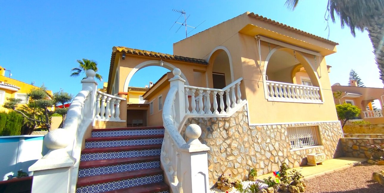 Resale - Villa -
Ciudad Quesada - Pueblo Lucero