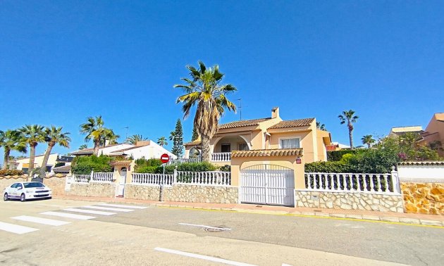 Resale - Villa -
Ciudad Quesada - Pueblo Lucero