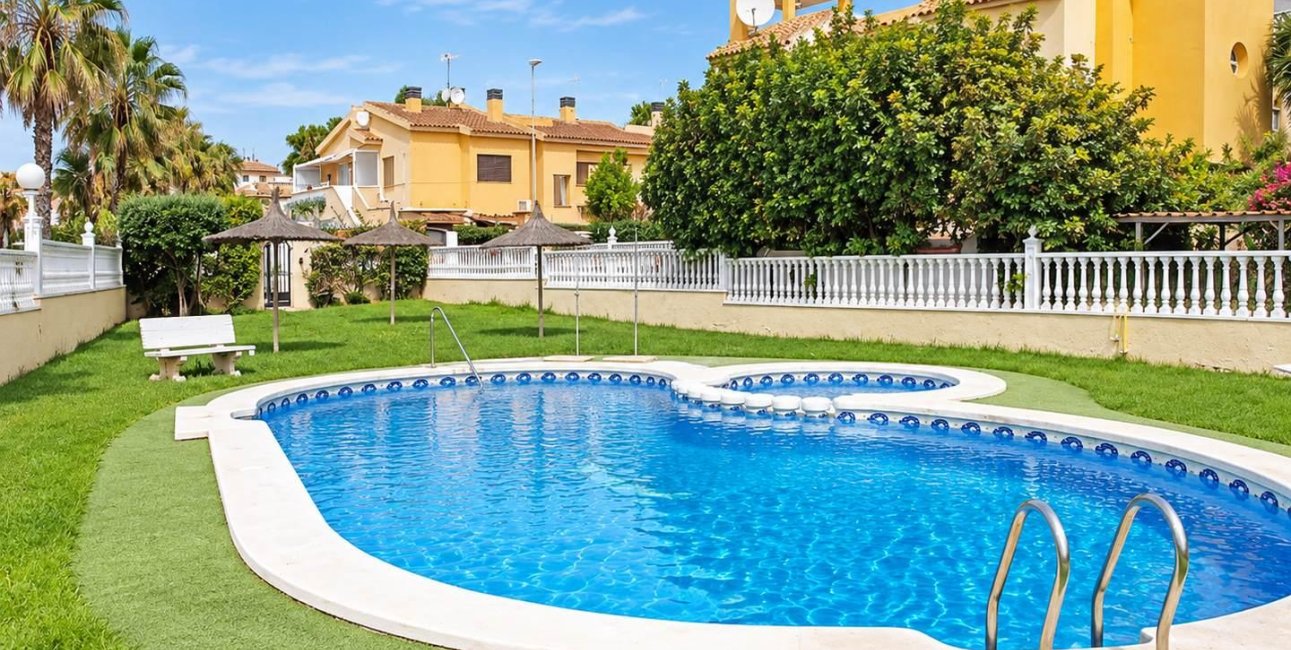 Resale - Bungalow -
Orihuela Costa - Lomas de Cabo Roig
