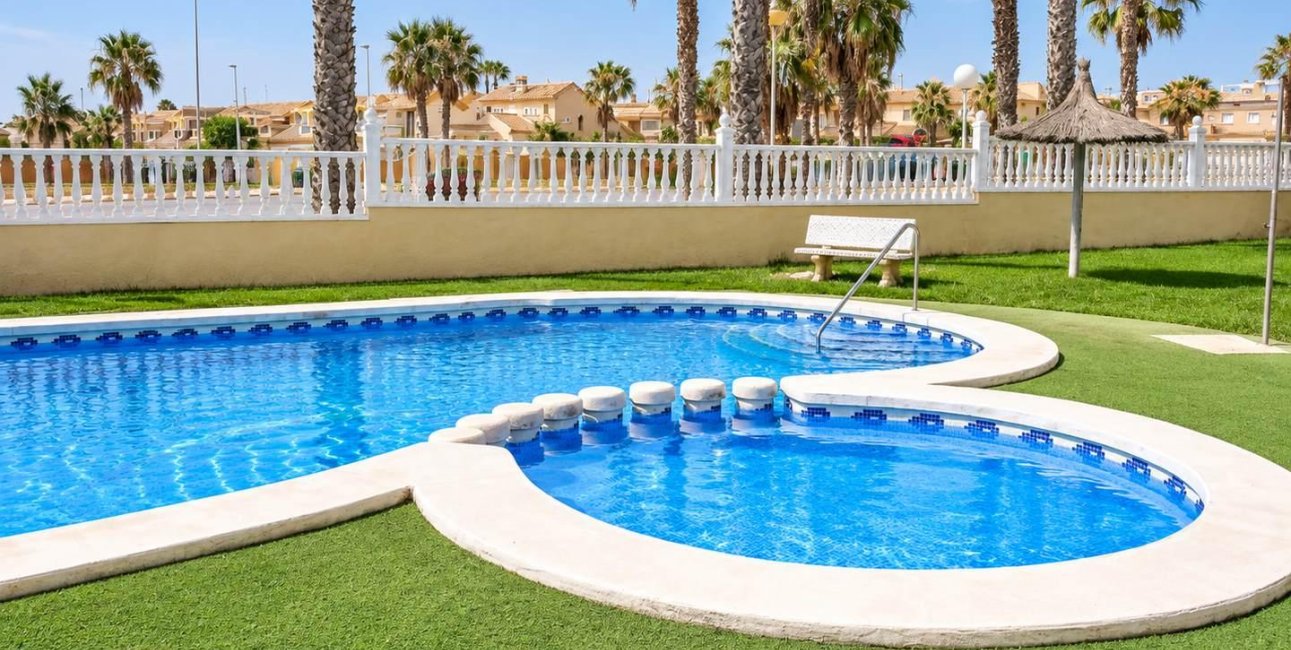 Resale - Bungalow -
Orihuela Costa - Lomas de Cabo Roig