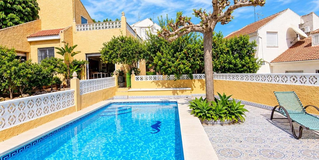Resale - Villa -
San Miguel de Salinas - Ciudad De Las Comunicaciones