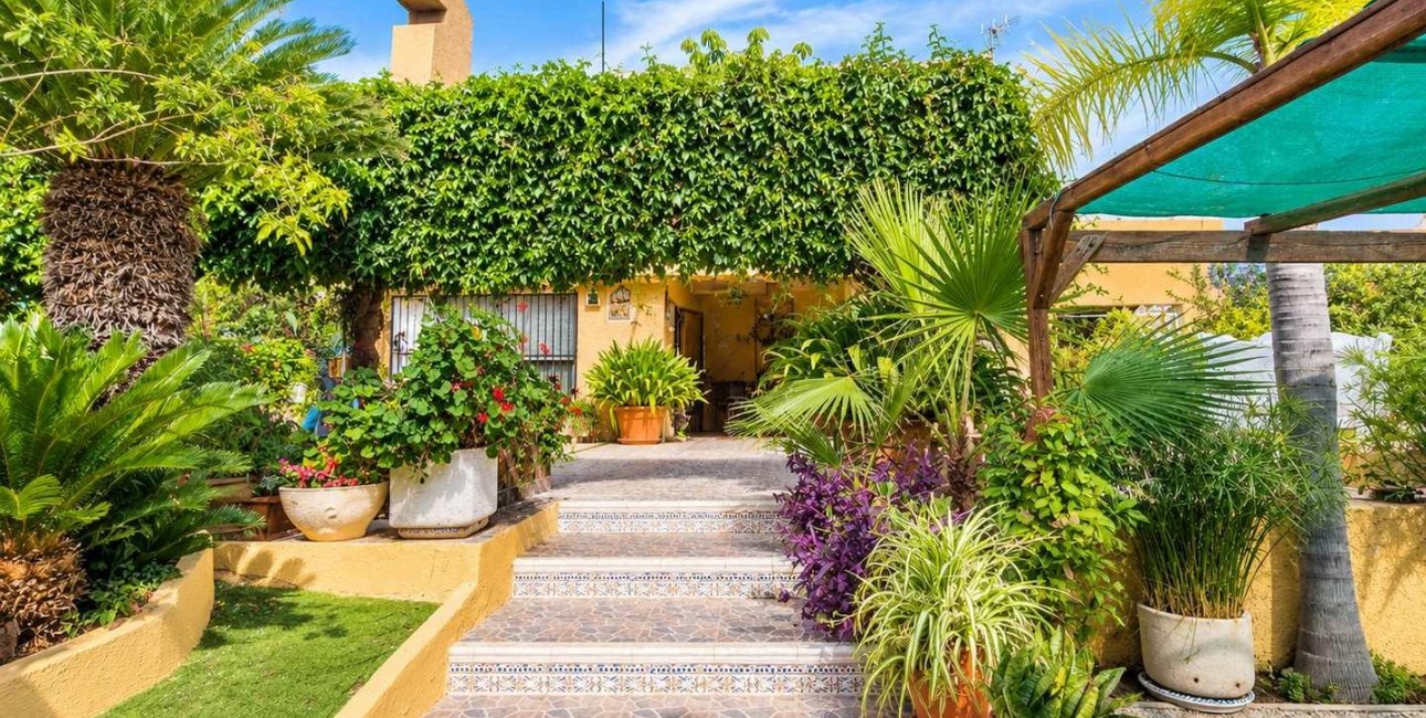 Resale - Villa -
San Miguel de Salinas - Ciudad De Las Comunicaciones