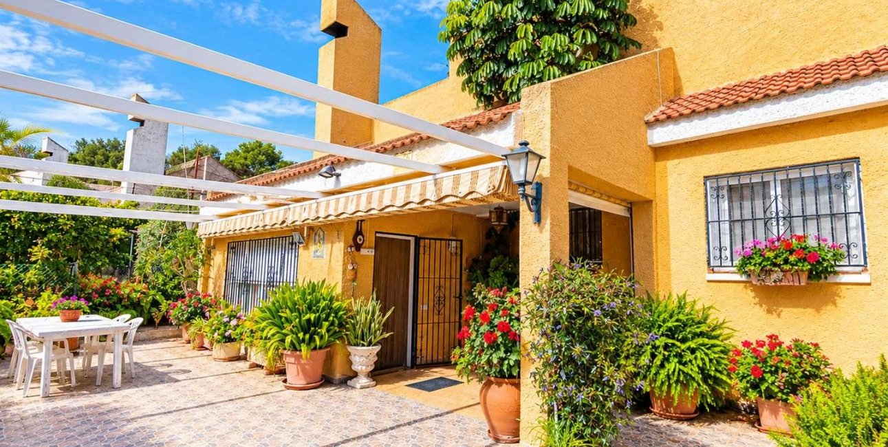 Resale - Villa -
San Miguel de Salinas - Ciudad De Las Comunicaciones