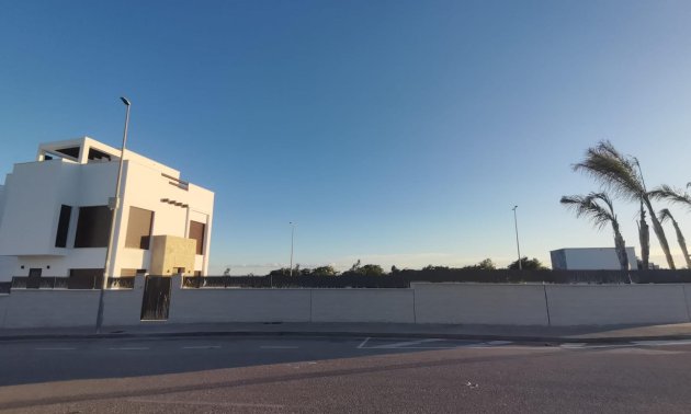 Obra nueva - Villa -
Los Montesinos - La Herrada