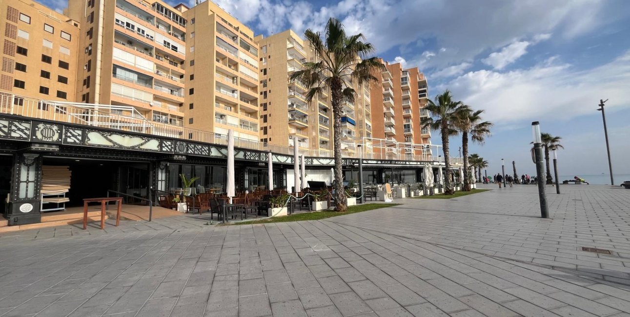 Rynek wtórny - Mieszkanie w bloku -
Torrevieja - Playa del Cura