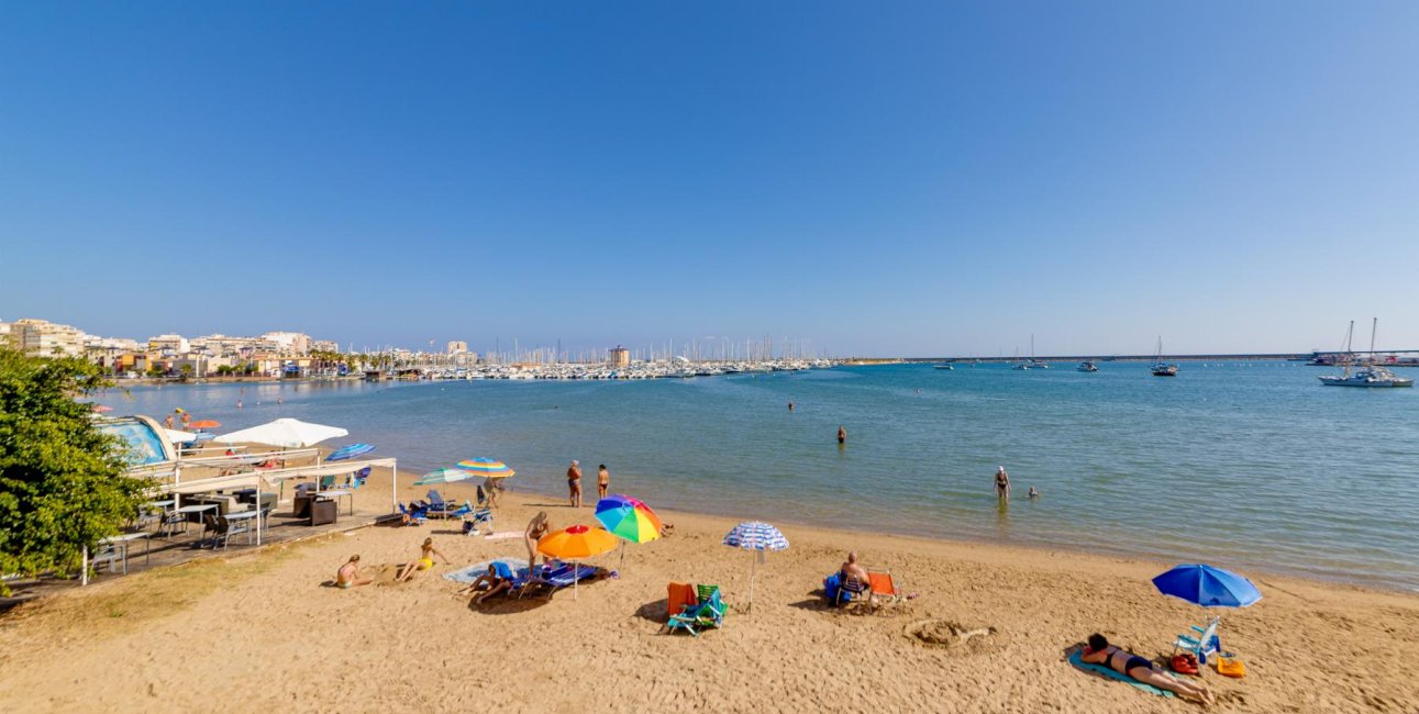 Rynek wtórny - Mieszkanie w bloku -
Torrevieja - Playa de los Naufragos