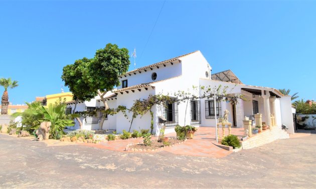Resale - Villa -
Orihuela Costa - Villamartin