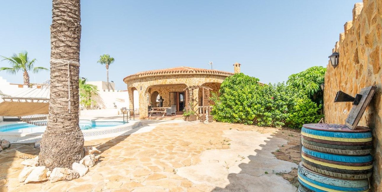 Resale - Villa -
Orihuela Costa - Los Balcones