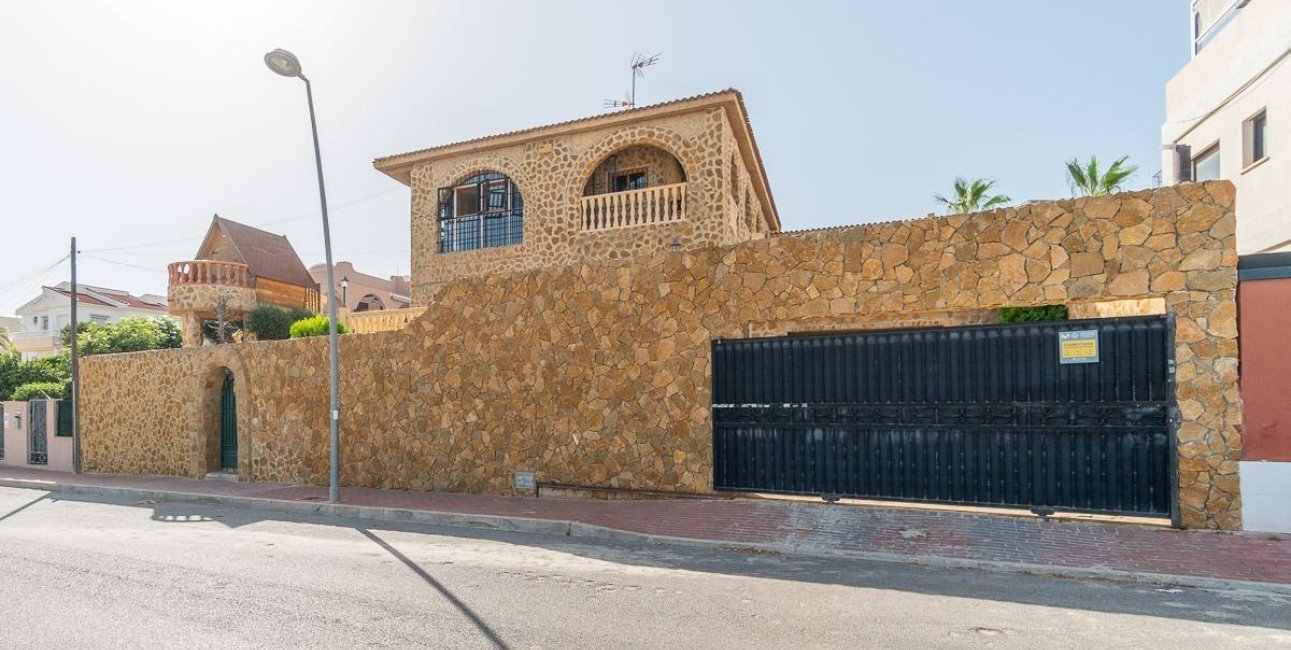 Resale - Villa -
Orihuela Costa - Los Balcones