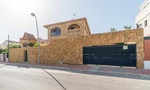 Resale - Villa -
Orihuela Costa - Los Balcones