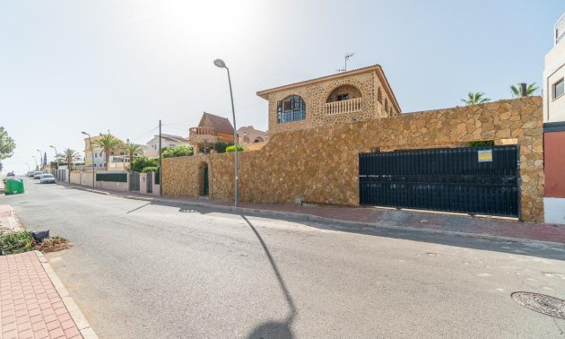 Resale - Villa -
Orihuela Costa - Los Balcones