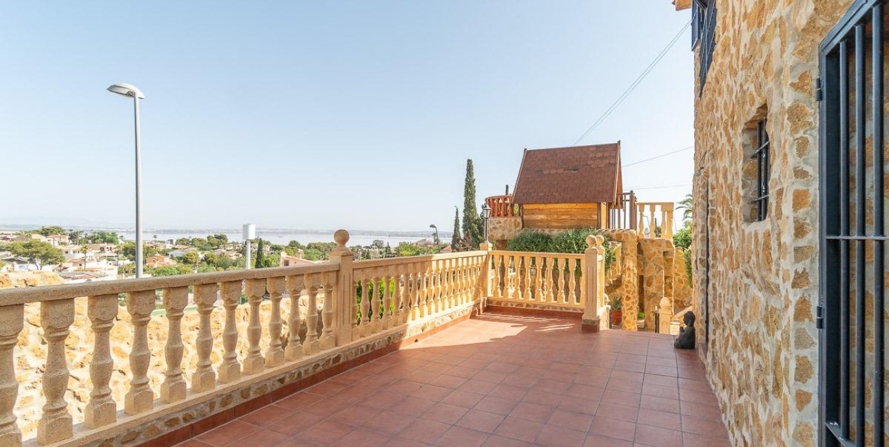 Resale - Villa -
Orihuela Costa - Los Balcones