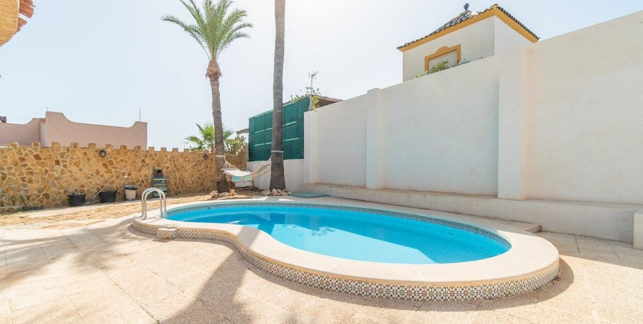 Resale - Villa -
Orihuela Costa - Los Balcones