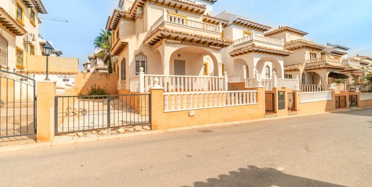 Resale - Villa -
Orihuela Costa - Los Dolses