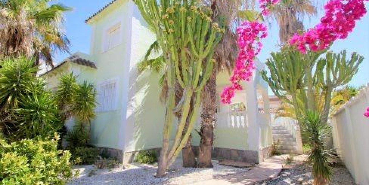 Resale - Villa -
Orihuela Costa - Villamartín