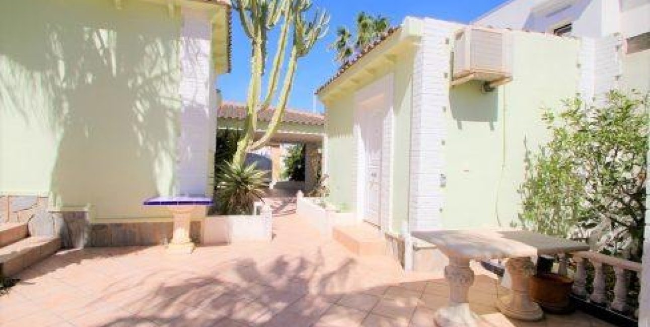 Resale - Villa -
Orihuela Costa - Villamartín