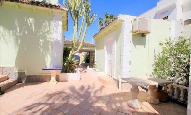 Resale - Villa -
Orihuela Costa - Villamartín