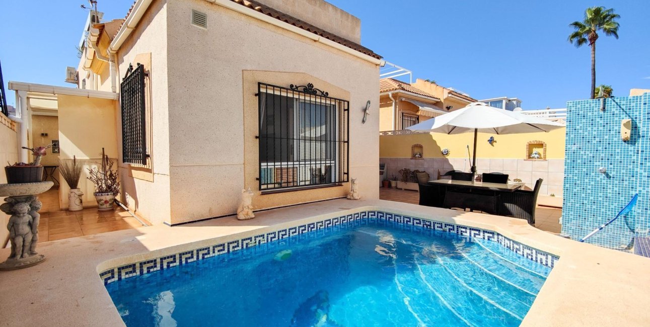 Resale - Villa -
Torrevieja - Los Frutales