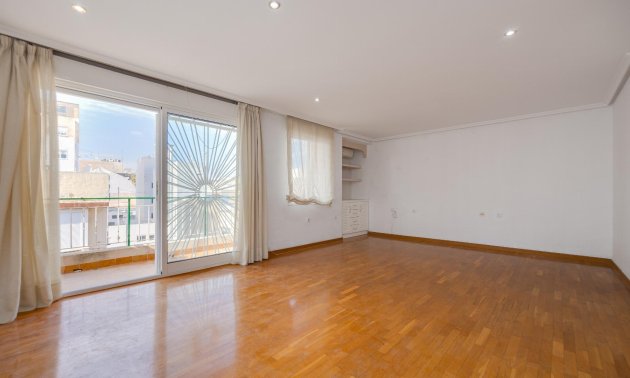 Resale - Apartment / flat -
Torrevieja - Centro