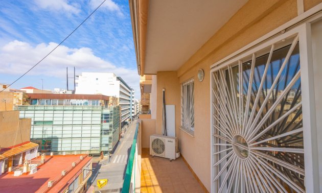 Resale - Apartment / flat -
Torrevieja - Centro