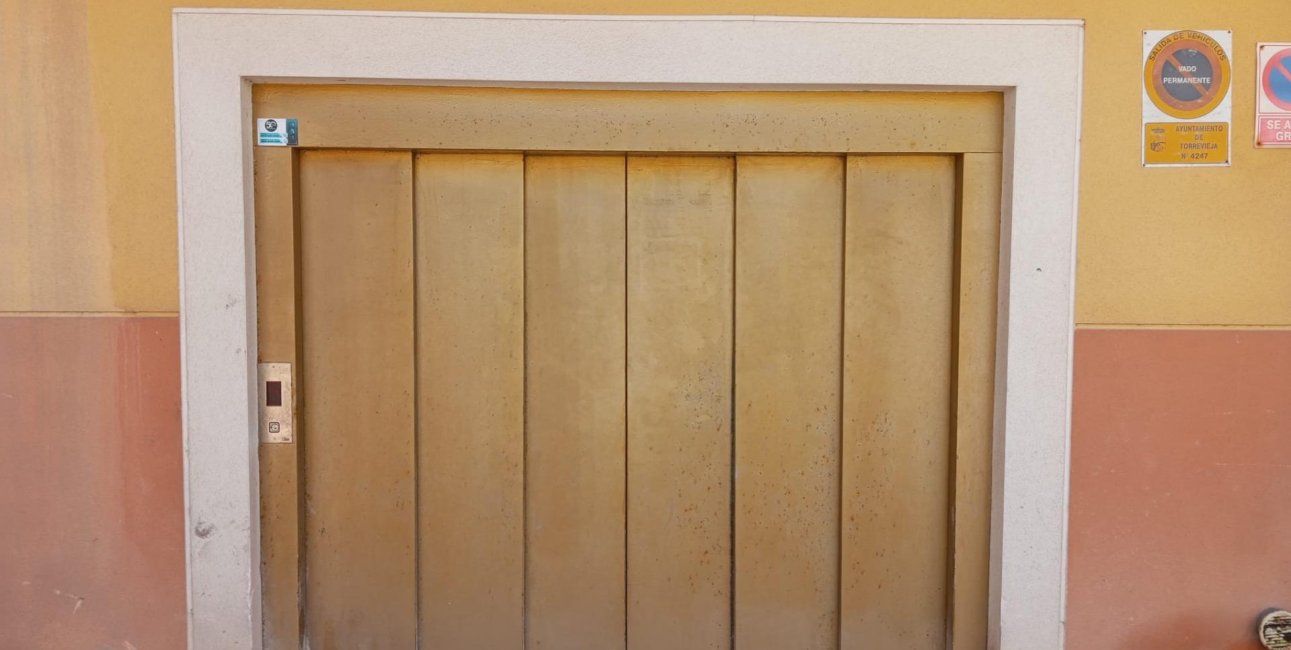 Resale - Garage -
Torrevieja - La Mata