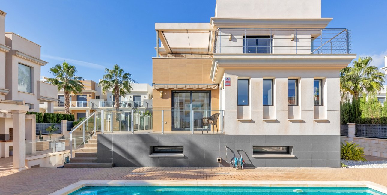 Resale - Villa -
Orihuela Costa - La Zenia