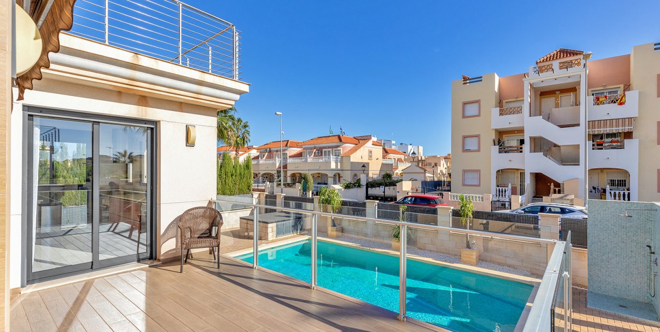 Resale - Villa -
Orihuela Costa - La Zenia