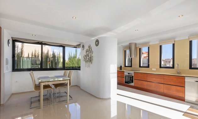 Resale - Villa -
Orihuela Costa - La Zenia