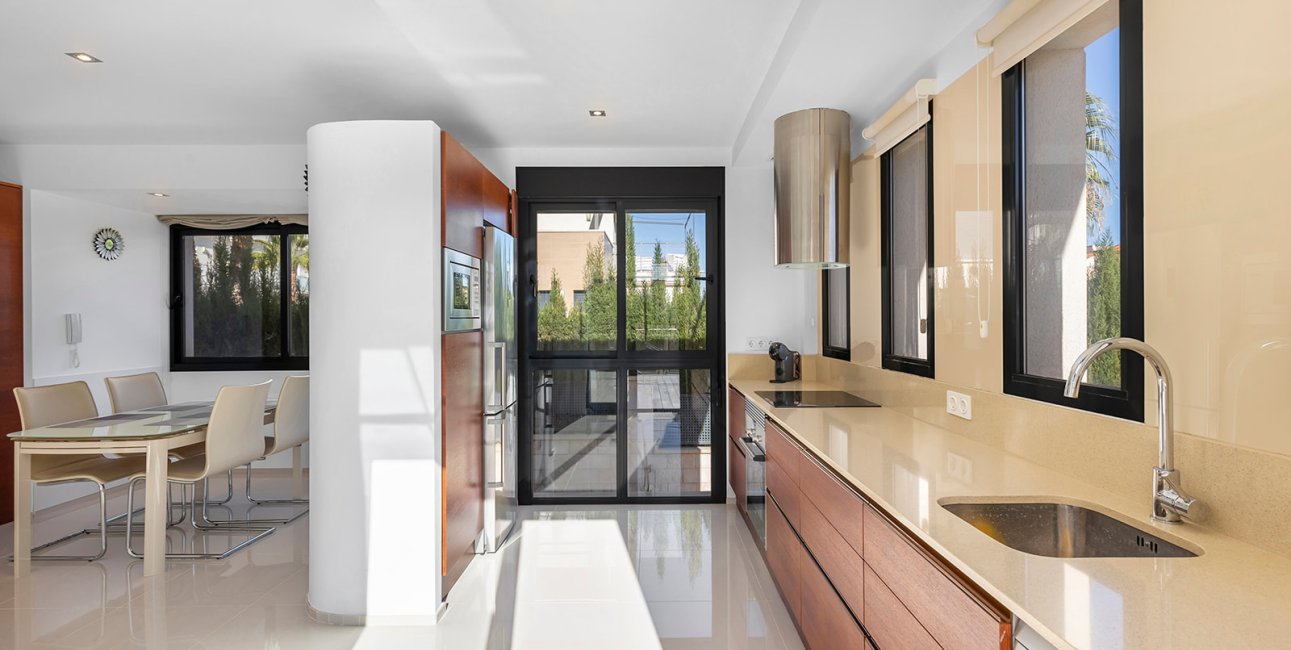 Resale - Villa -
Orihuela Costa - La Zenia