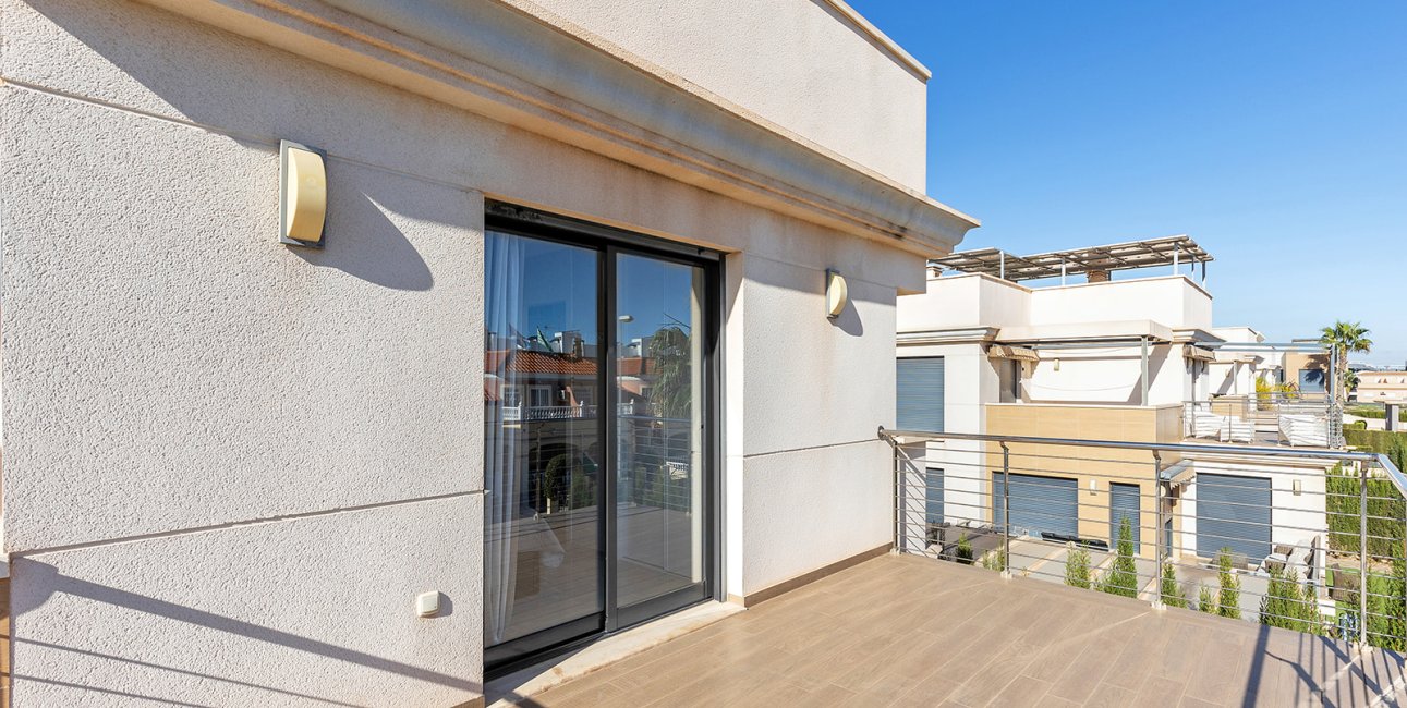 Resale - Villa -
Orihuela Costa - La Zenia
