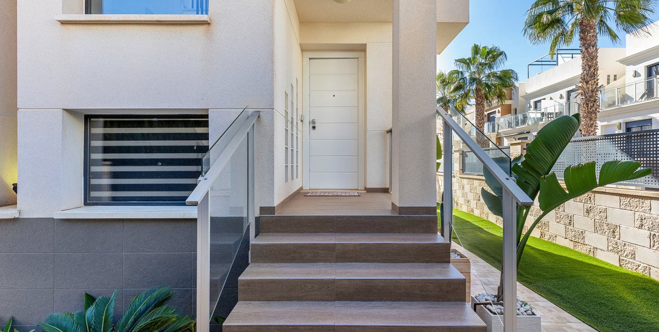 Resale - Villa -
Orihuela Costa - La Zenia