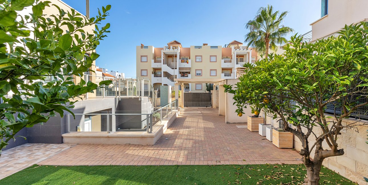 Resale - Villa -
Orihuela Costa - La Zenia